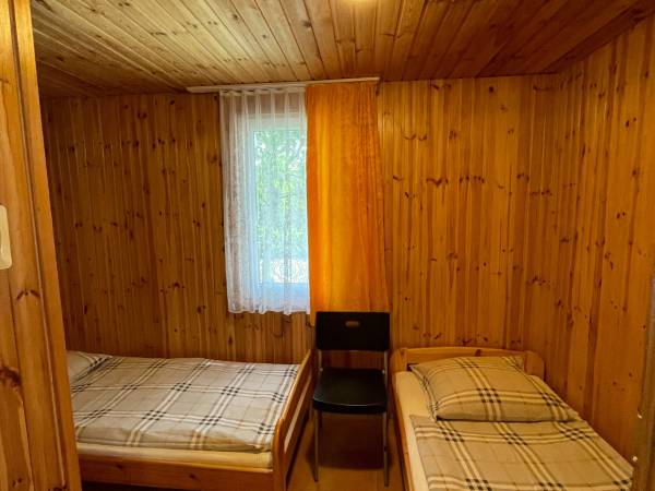 pomieszczenie sypialne w domku 4-osobowym