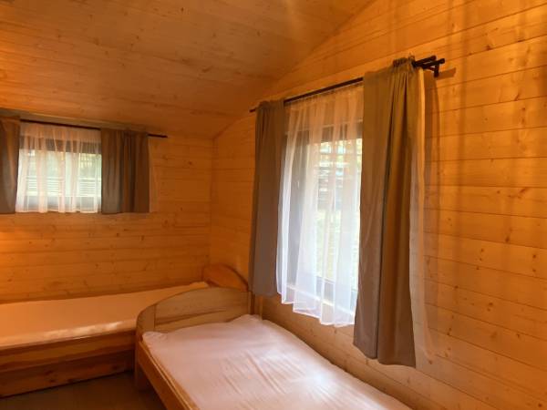 Wpadnij do lasu , domki nad jeziorem 