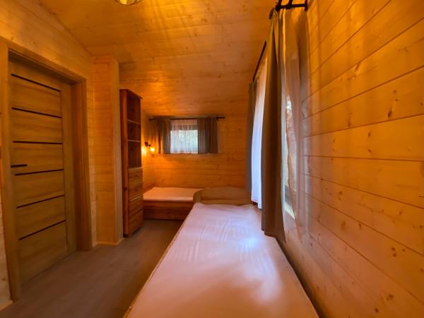 Wpadnij do lasu , domki nad jeziorem 