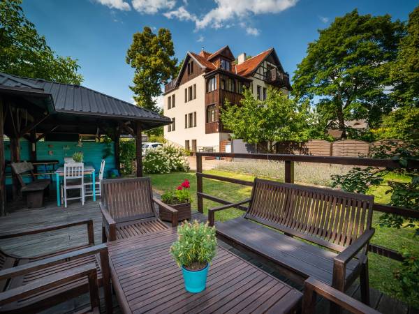 Willa z altaną w ogrodzie