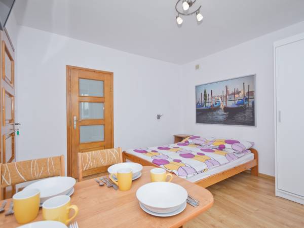 Pokój 4 -osobowy typu studio z aneksem kuchennym