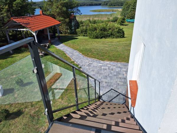 Wejście do pokoi gościnnych