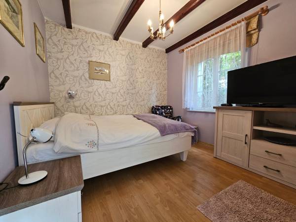 Dom1 sypialnia z jednym podwójnym łóżkiem 