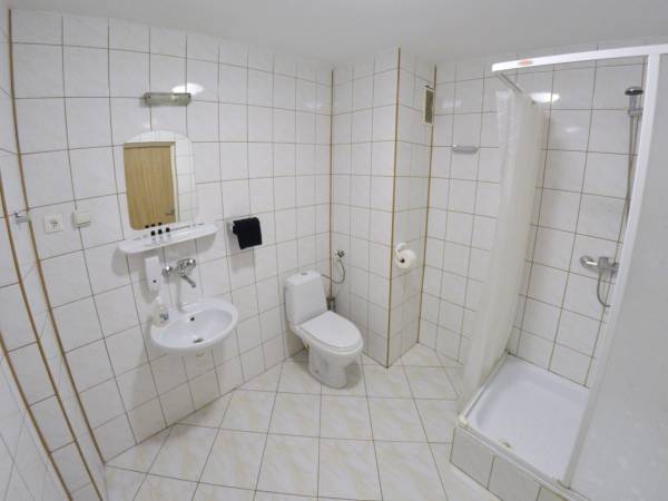 pokój 4 osobowy z łazienką