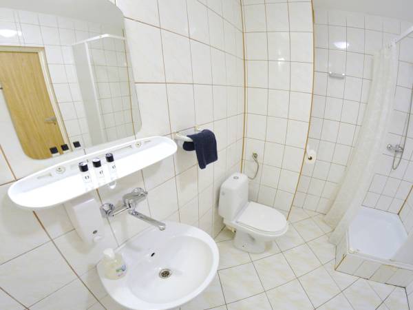 pokój 4 osobowy z łazienką