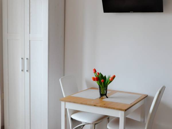 APARTAMENT 2 OSOB. 1 POK. NR.14 z własnym dużym BALKONEM oraz MINI KUCHNIĄ