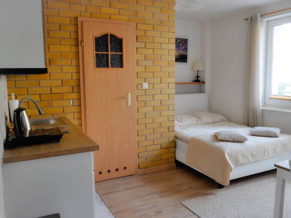 APARTAMENT 2 OSOB. 1 POlK. NR.14 z własnym dużym BALKONEM oraz MINI KUCHNIĄ