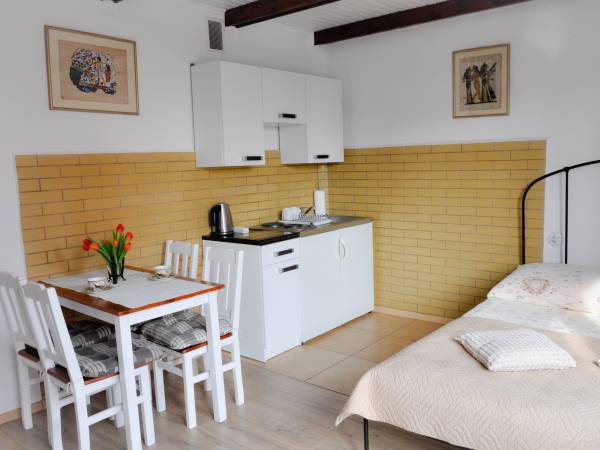 APARTAMENT 2 POK.4 OSOB. NR.5 z dużym własnym BALKONEM oraz MINI KUCHNIĄ.