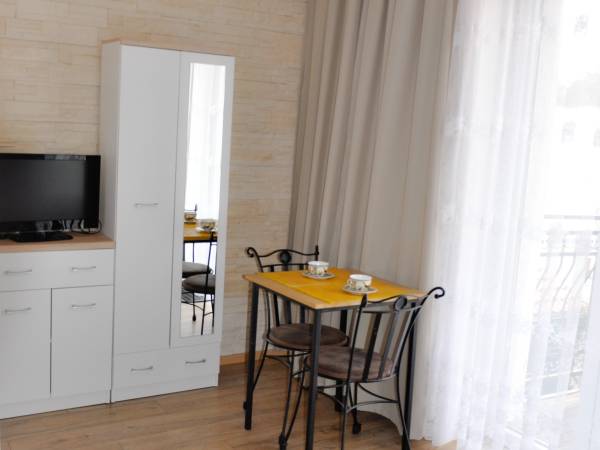 APARTAMENT 2 OSOB. 1 POK.Nr.6 z własnym Balkonem oraz Mini Kuchnią