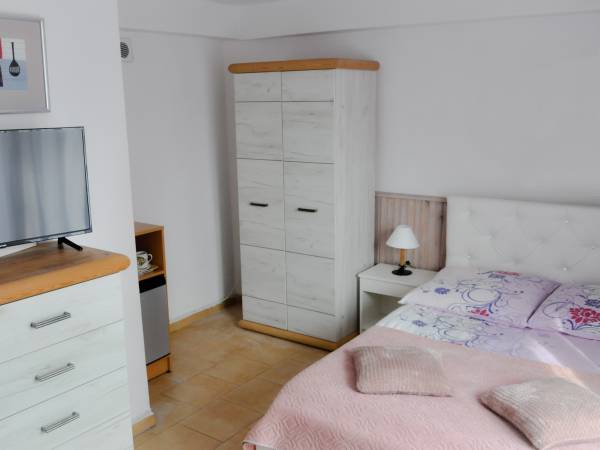 POKÓJ 2 OSOB.NR.4 z TARASEM oraz dostępem do kompletnie wyposażonej KUCHNI