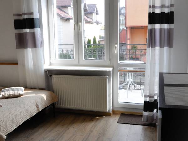 APARTAMENT 2 POK.4 OSOB. NR.5 z BALKONEM oraz MINI KUCHNIĄ.