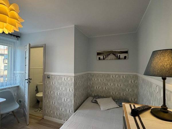 POKÓJ TRZYOSOBOWY Z LAZIENKA