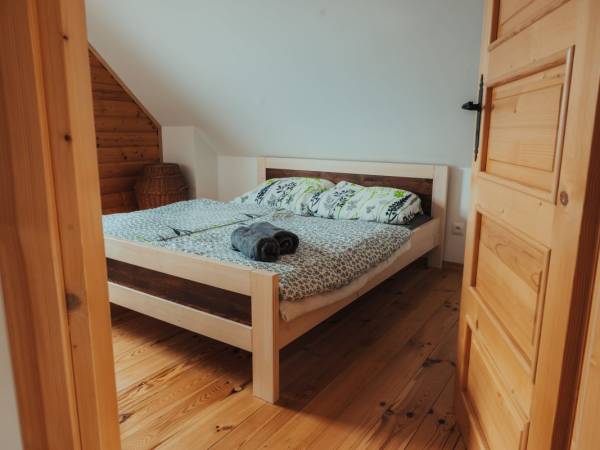 Sypialnia z łóżkiem małżeńskim