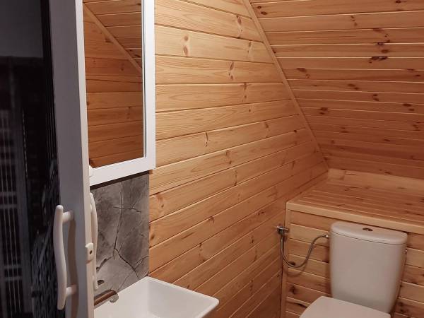 Toaleta z umywalką na piętrze.