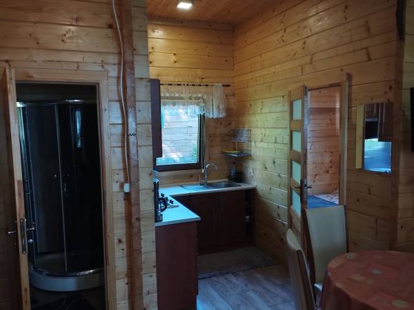 aneks kuchenny obok łazienka