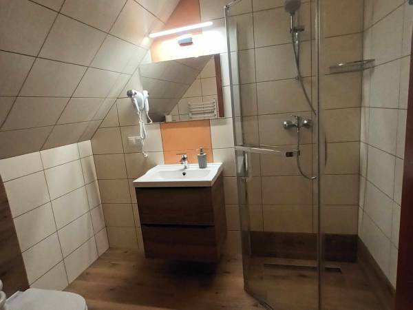 łazienka do pokoju dwuosobowego