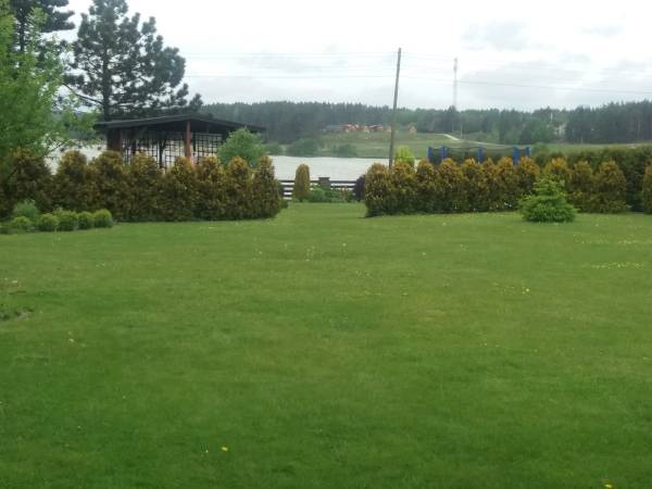 ogród z widokiem na jezioro Kamienickie