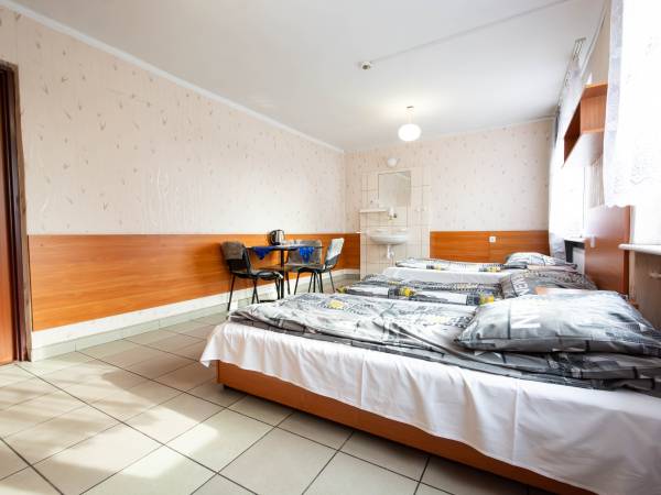 Pokój 7 osobowy z umywalką