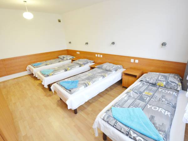 Pokój 4 osobowy z łazienką, lodówka i TV