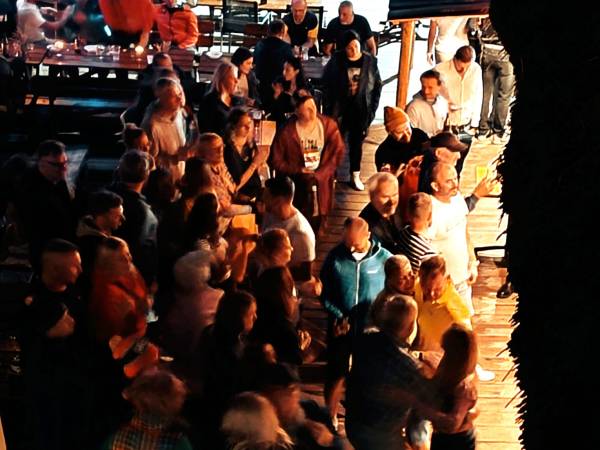 Scena letnia, parkiet i taniec