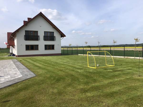 ogród z boiskiem dla dzieci