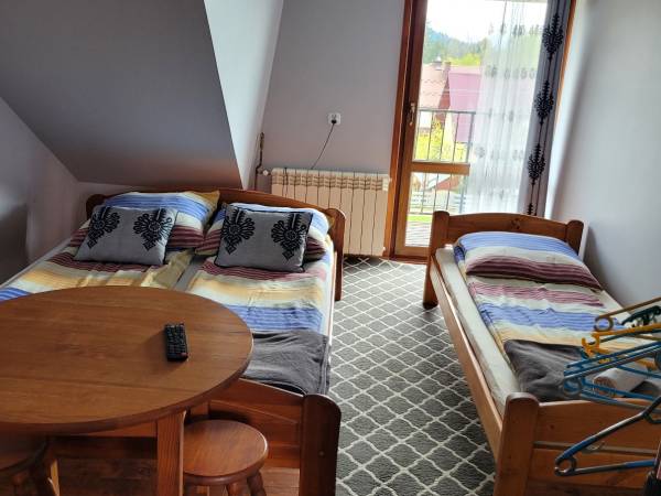 Pokój trzyosobowy że wspólnym aneksem kuchennym 