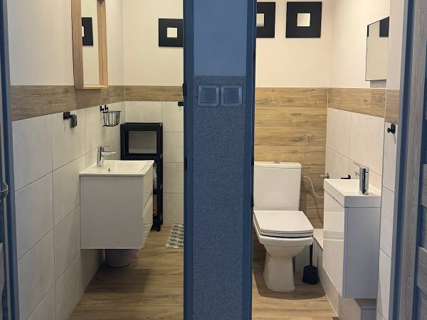 Łazienka dla dwóch pokoi dwuosobowych z balkonami 