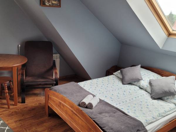 Pokój dwuosobowy z balkonem, wspólnym aneksem kuchennym 