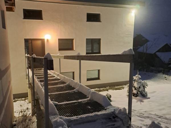 wejście do Domku zima