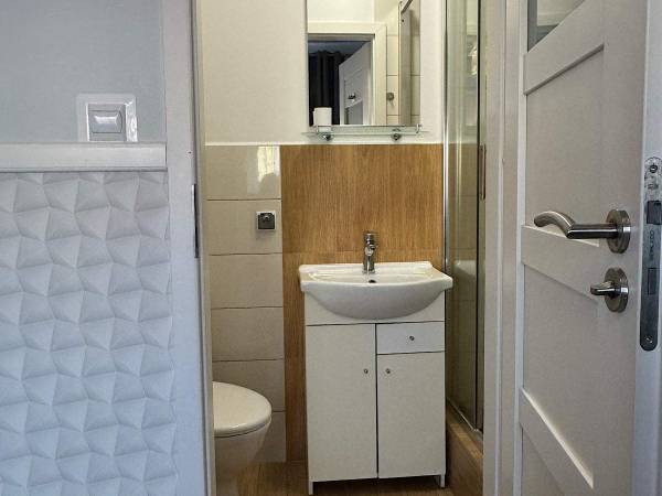 Łazienka w pokoju dwuosobowym 