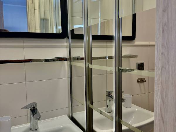 Łazienka w pokoju trzyosobowym 