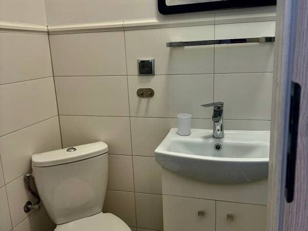 Łazienka w pokoju trzyosobowym 