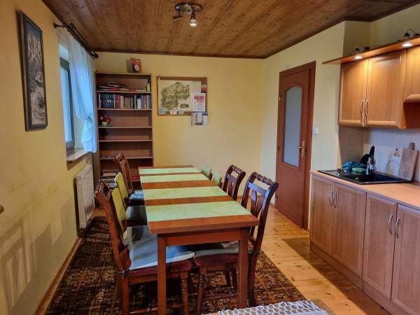 pokój dzienny z aneksem kuchennym