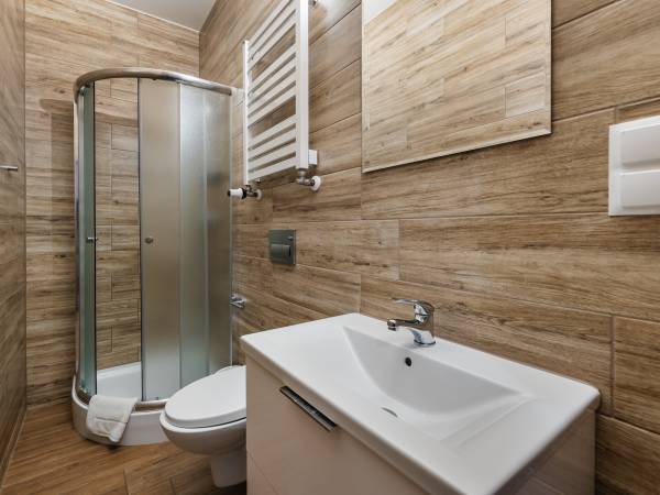 Mniejszy pokój 2-os łazienka