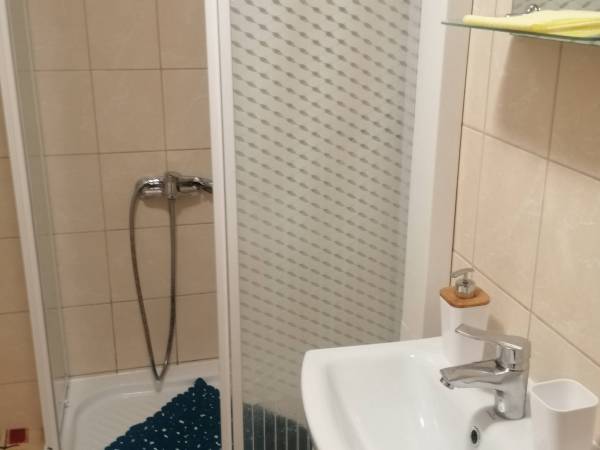 Łazienki w pokojach.