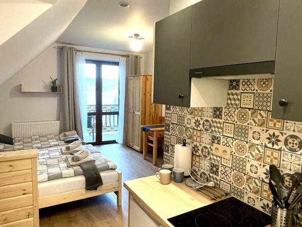 pokój nr 2 typu studio 3+1 z balkonem z widokiem na jezioro i zamek