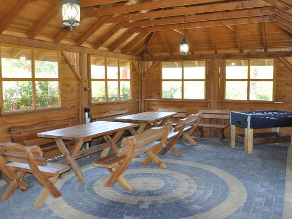 wnętrze altany grillowej