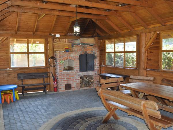 wnętrze altany grillowej