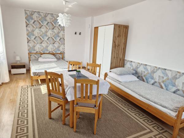 DOM POKÓJ 4 OS Z ŁAZIENKĄ NA PRZECIWKO POKOJU