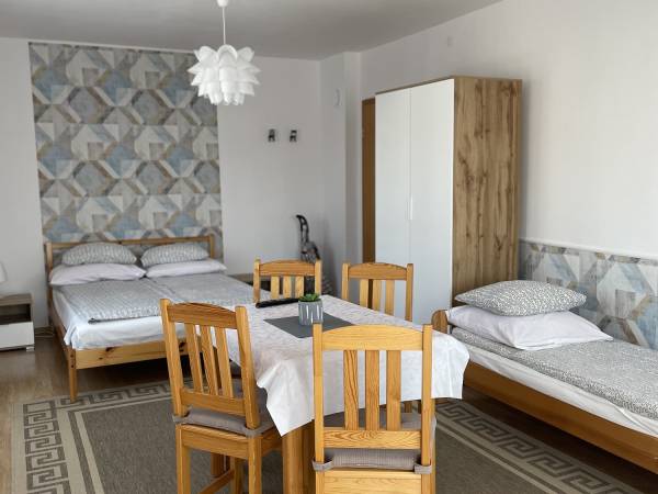 POKÓJ 4 OS Z ŁAZIENKĄ NA PRZECIWKO POKOJU