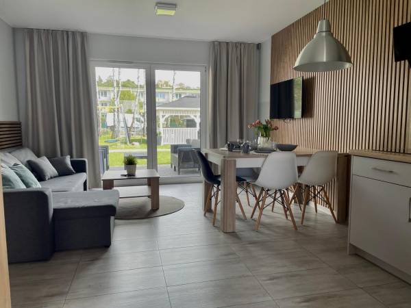 Salon z widokiem na patio w domkach 6 osobowych i 4 osobowych