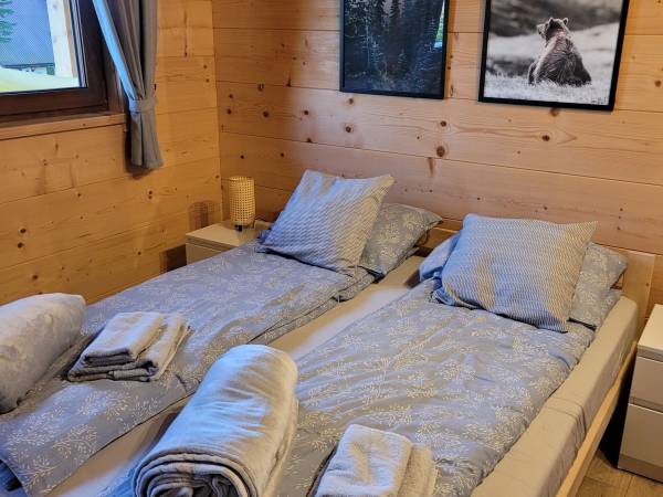 Podwójne łóżko/ pokój zamykany/ domek nr 1/ domek nr 2