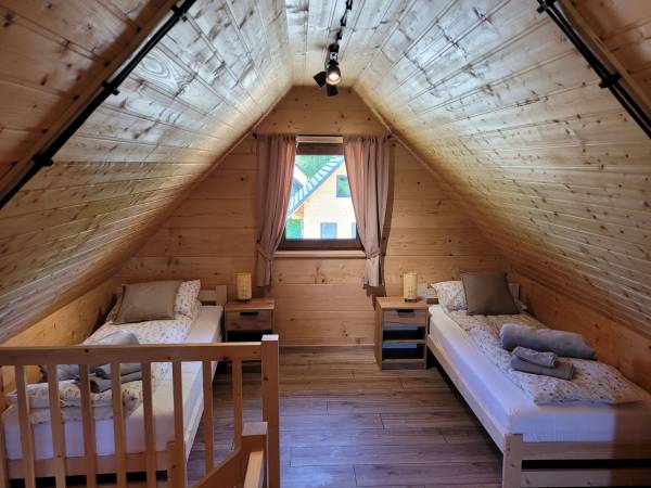 Otwarta przestrzeń/ piętro/ 4pojedyncze łóżka/ domek nr 1/ domek nr 2