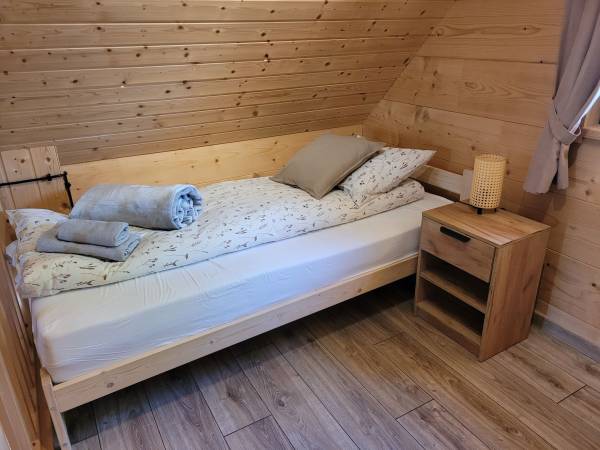 Pojedyncze łóżko/ domek nr 1/domek nr 2