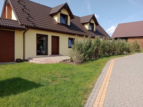 budynek po lewej stronie podwórka