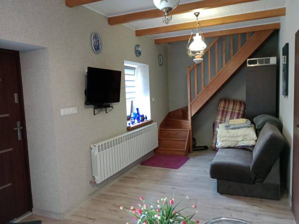 salon kuchnia po lewej stronie podwórka