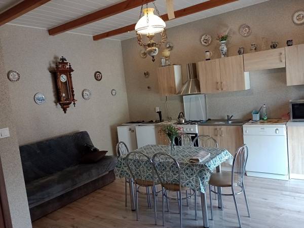 salon kuchnia w budynku po lewej stronie podwórka