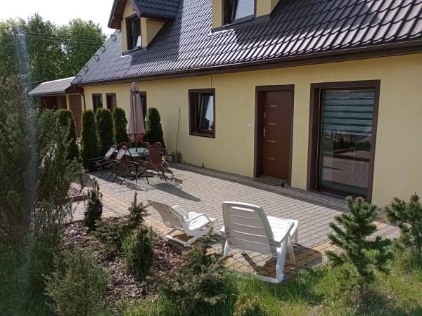 budynek po lewej stronie podwórka