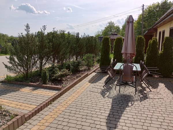 bydynek po lewej stronie podwórka