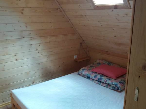 Pokój domku z łózkiem małżenskim